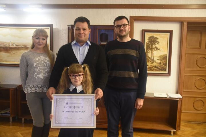 Рустем Нуриев вручил сертификат на 10 тысяч рублей елабужской школьнице