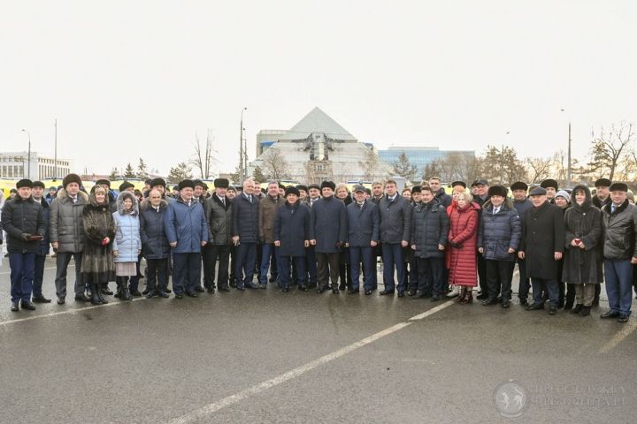 Рустам Минниханов вручил новые автомобили Елабужскому району