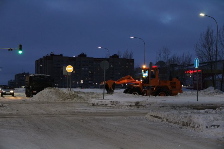 Как елабужские коммунальщики борются с последствиями снегопада