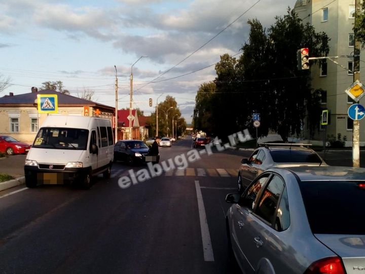 В Елабуге мужчина угодил под колеса маршрутки, переходя дорогу на красный свет