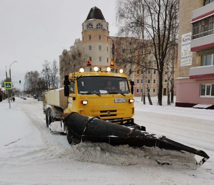 13 единиц техники убирают снег на улицах Елабуги