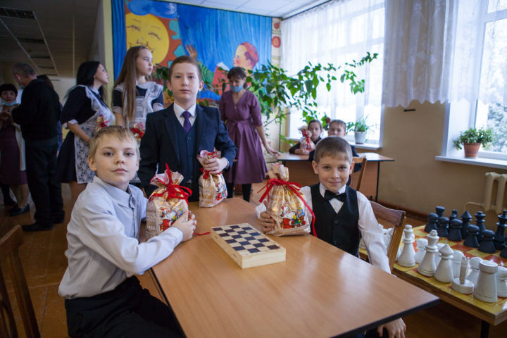 Елена Мерзон открыла шахматный класс в Мортовской школе