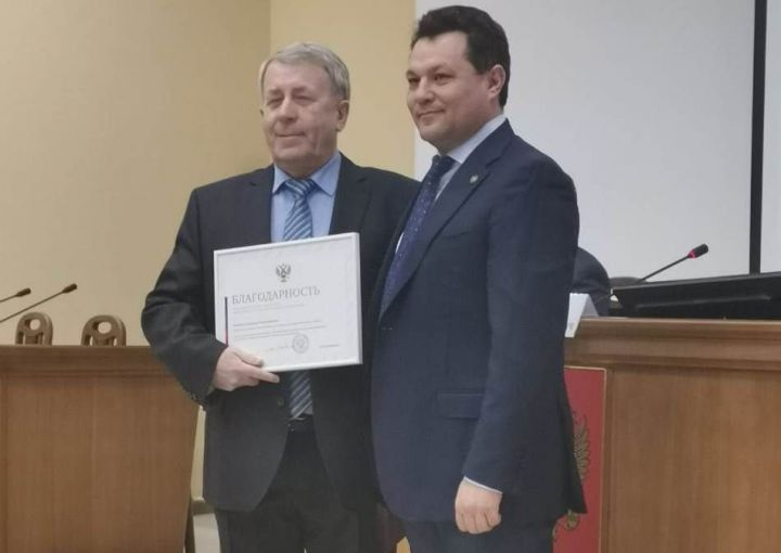 Руководитель Елабужского района наградил Александра Романова