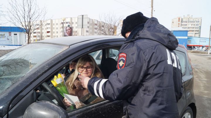 Госавтоинспекторы Елабуги раздают жителям карманные фонарики