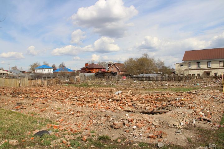 В Елабуге на месте снесенного дома осталась гора мусора
