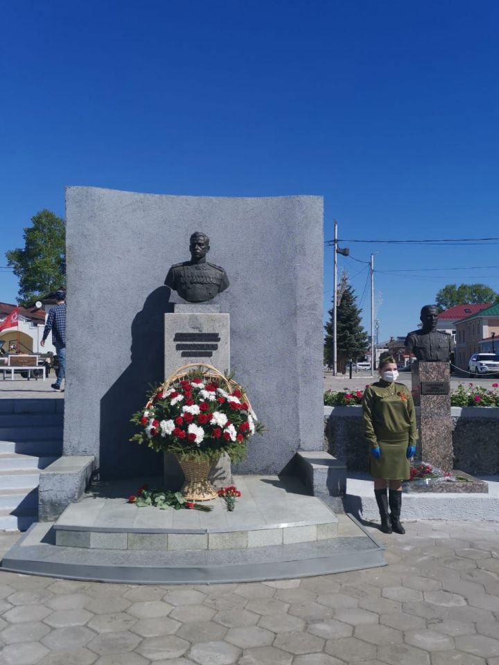 В Елабуге возложили цветы к Вечному огню в честь Дня Победы