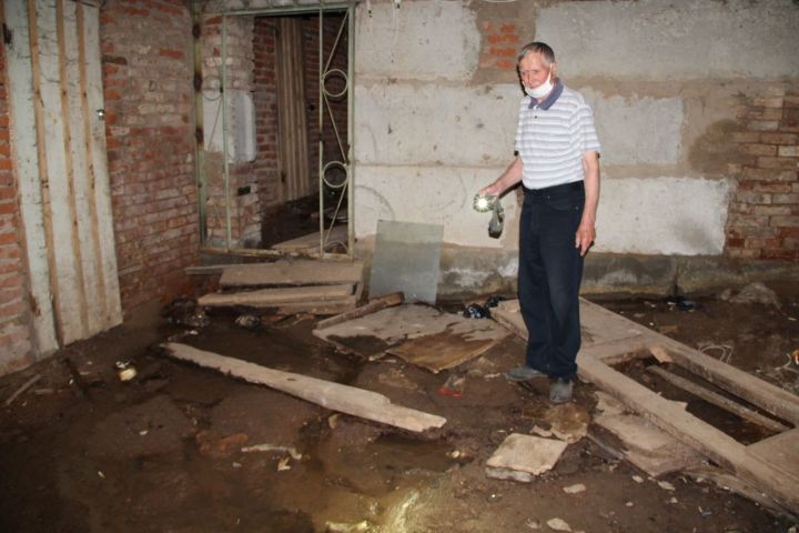Жители дома №27 по Большой Покровской жалуются на затопление подвала