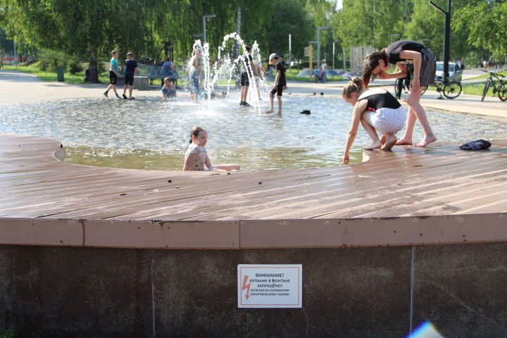 Елабужан предупреждают об опасности купания в фонтанах
