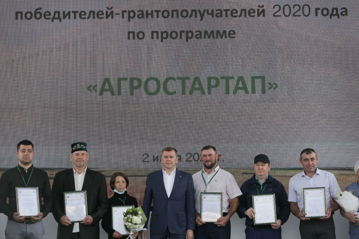 Марат Зяббаров на Дне поля в Татарстане вручил сертификаты грантополучателям