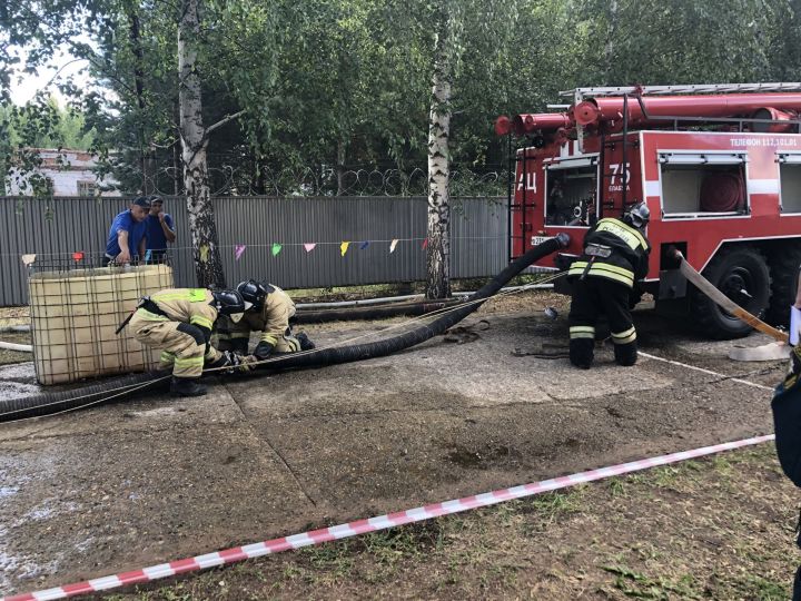 Елабужские пожарные стали лучшими в соревнованиях по развертыванию сил и средств подразделений