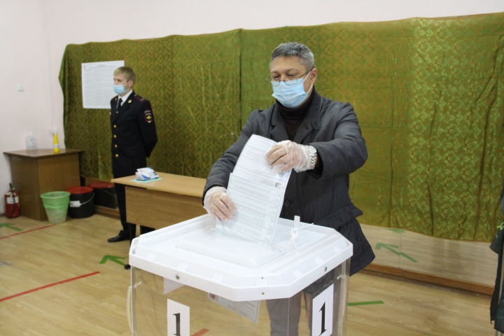 Председатель Общественного совета Айрат Кавиев проголосовал на выборах в Госдуму РФ