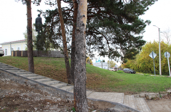В Елабуге отремонтировали лестницу возле памятника Шишкину