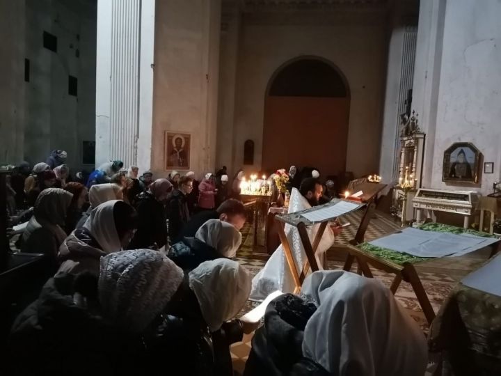 О Российском воинстве помолились за ночной Литургией в Спасском соборе Елабуги