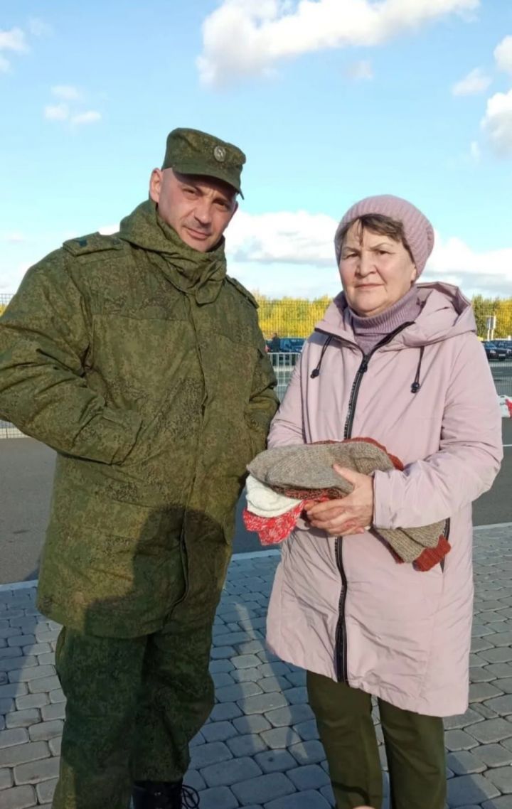 Елабужанка вяжет носки и варежки мобилизованным