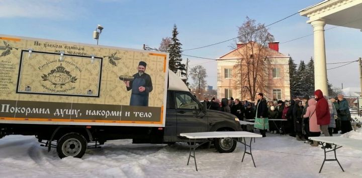 В Елабуге при Спасском соборе освятили передвижную кухню