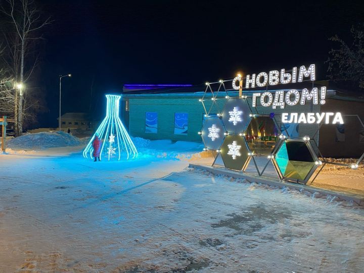 Новый год-2023 в Елабуге: Парад Дедов Морозов, хиты от местных звезд, игры