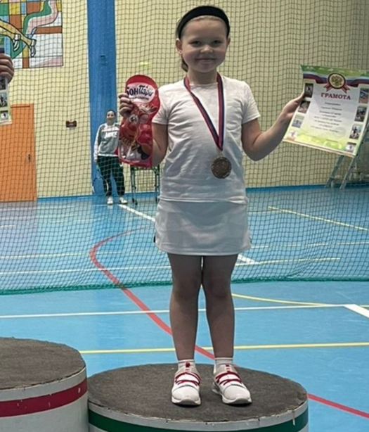 Юная елабужанка привезла бронзовую медаль с детского турнира по теннису