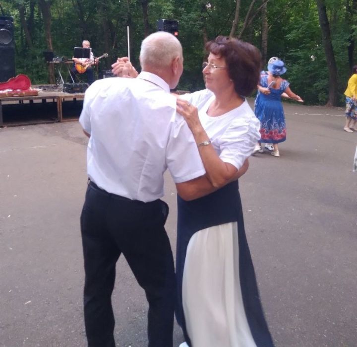 В Александровском парке Елабуги по субботам проводятся танцевальные вечера