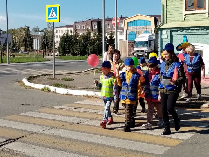 ГИБДД Елабуги провели акцию «Пешеходный переход» с детсадовцами