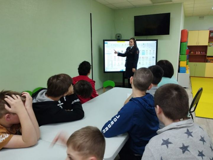 Полицейские Елабуги провели урок по кибербезопасности для воспитанников центра «Астра»
