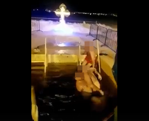 Мужчина едва не утонул в проруби во время Крещенских купаний