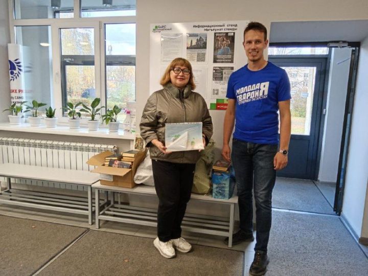 В Елабуге сотрудники ЦРБ собрали книги бойцам СВО