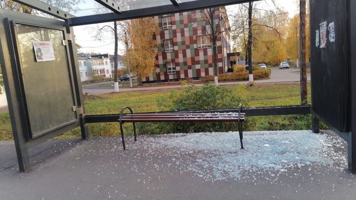 В Елабуге вандалы разбили стекла на остановках, выстрелив из травматического оружия