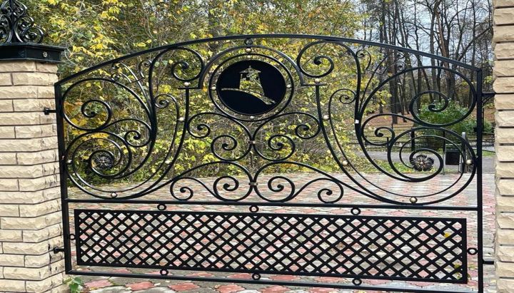 В Александровском парке Елабуги устанавливают новое кованое ограждение