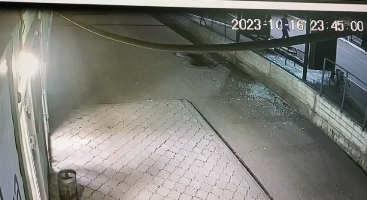 В Елабуге нашли вандалов, разбивших стекла на трех остановках