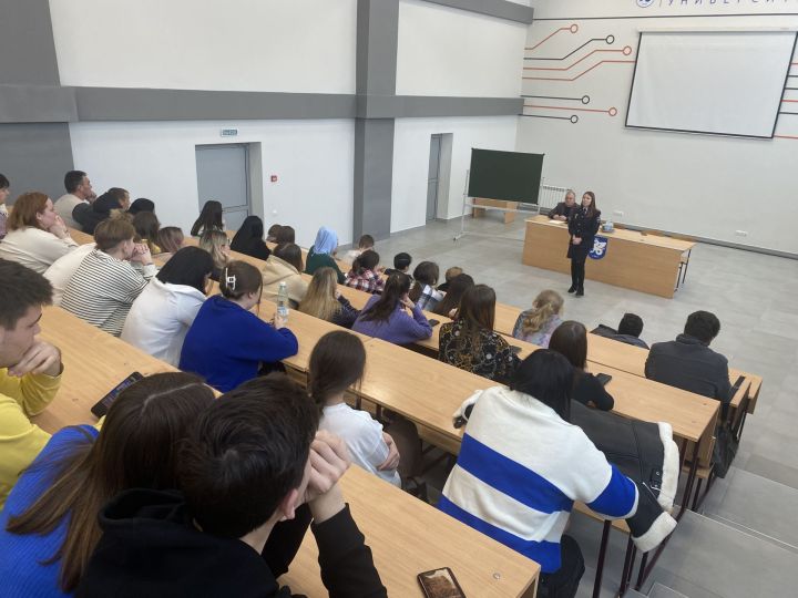Полицейские Елабуги проводят профилактические лекции для студентов
