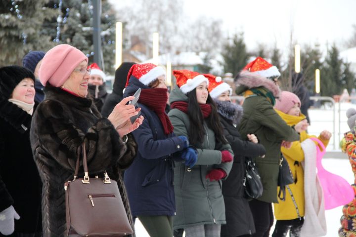 В Елабуге на площади Ленина будут транслировать новогодние мультфильмы и фильмы