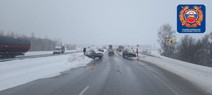 В Елабужском районе легковушку занесло на барьер и откинуло на другой автомобиль
