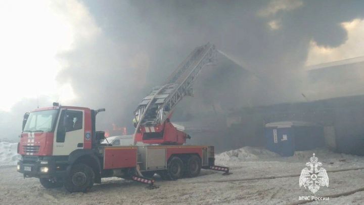 В Казани произошел пожар на складе с резиной