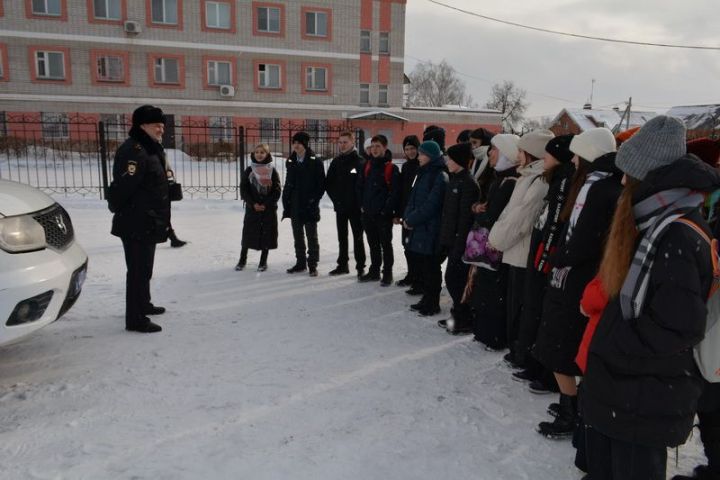 Елабужские школьники познакомились с работой сотрудников полиции