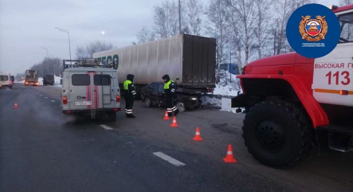 В Татарстане водитель легковушки погиб, влетев в стоящий на обочине грузовик