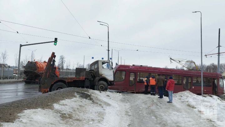 В Казани у грузовика отказали тормоза и он столкнулся с трамваем