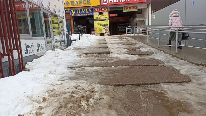 Елабужанка пожаловалась на обледеневшую территорию перед ТЦ