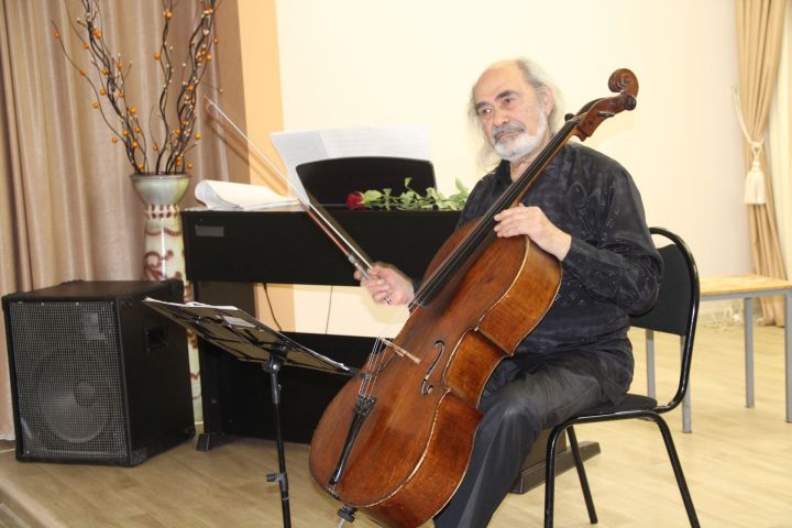 В Елабуге выступил всемирно известный виолончелист из Франции