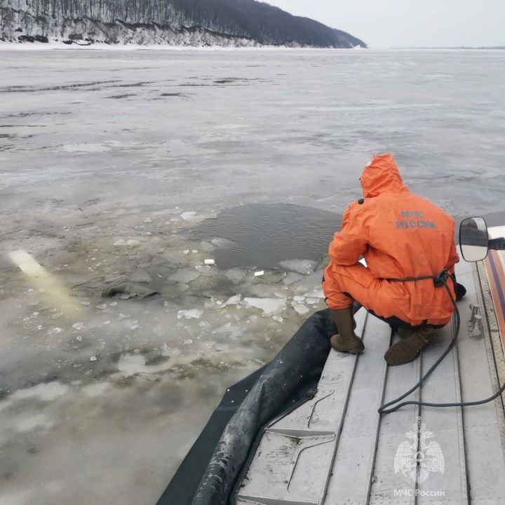 В Татарстане ищут провалившегося под лед рыбака