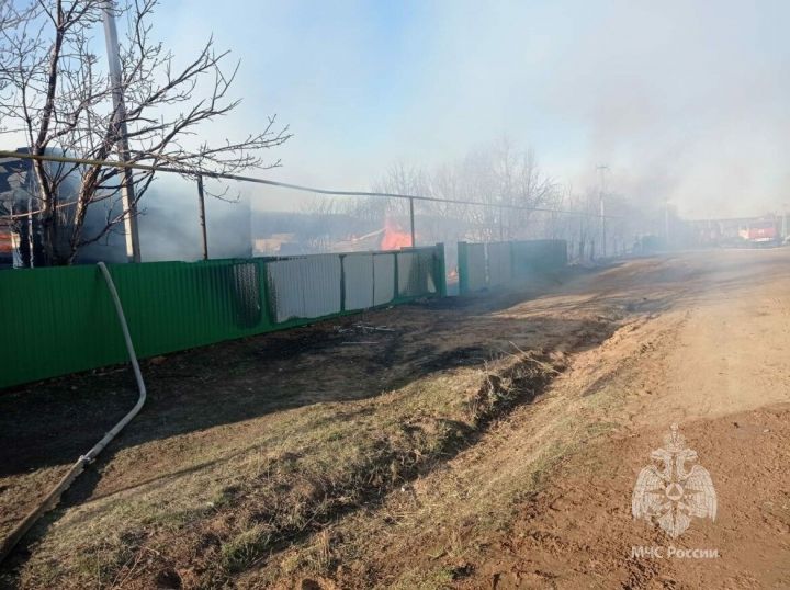 В Актанышском районе огонь охватил пять домов
