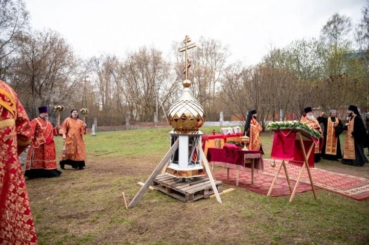 В Елабуге освятили и установили купол на Троицком кладбище