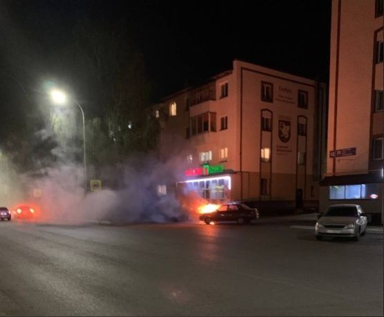 В Елабуге на улице Строителей на ходу загорелся автомобиль