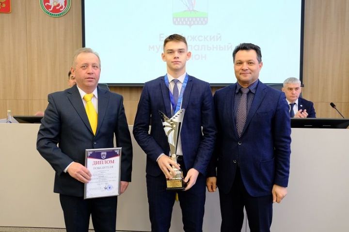 Глава района Рустем Нуриев наградил елабужских спортсменов и педагога Елабужского района