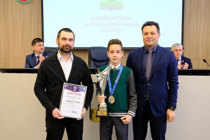 Глава района Рустем Нуриев наградил елабужских спортсменов и педагога Елабужского района