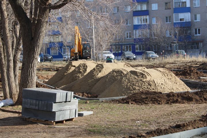 В Елабуге началось благоустройство территории по программе «Наш двор»