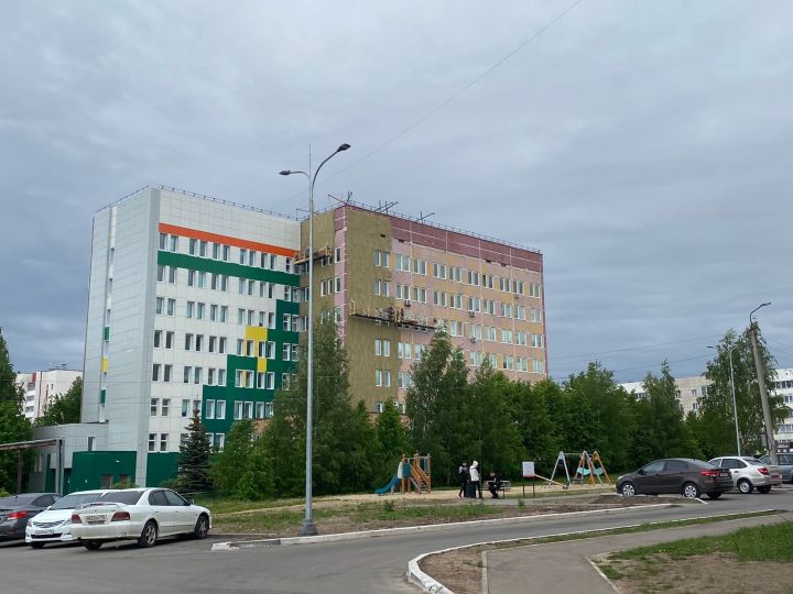 В Елабуге обновляют фасад поликлиники по улице Пролетарская