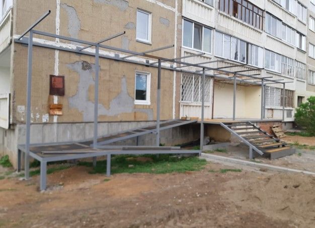 В Елабуге обновляют фасад поликлиники по улице Пролетарская