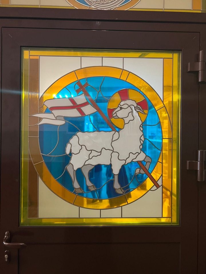 В церковной лавке Спасского собора установили витражные двери