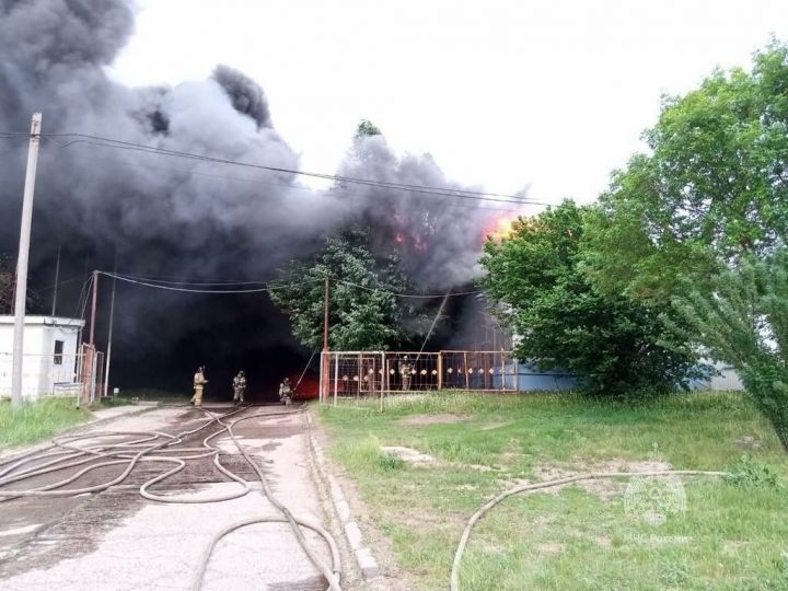 В МЧС Татарстана рассказали о подробностях пожара на территории одного из заводов Елабуги