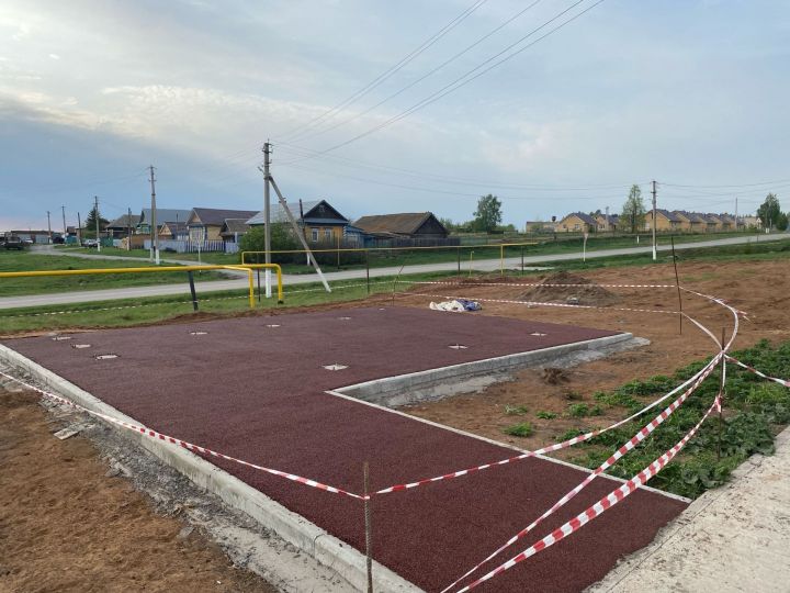 В Большом Шурняке устанавливают спортивную площадку с тренажерами